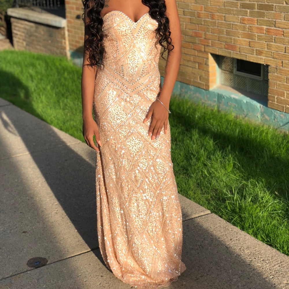 Prom season is approaching. Get this dress! ❤️